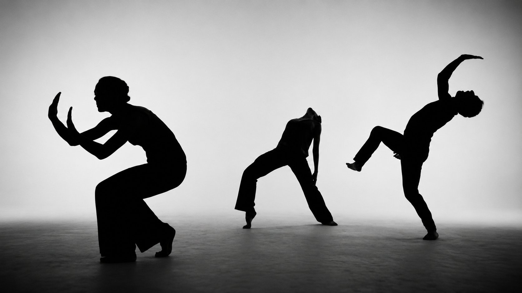 Trois silhouettes en mouvement